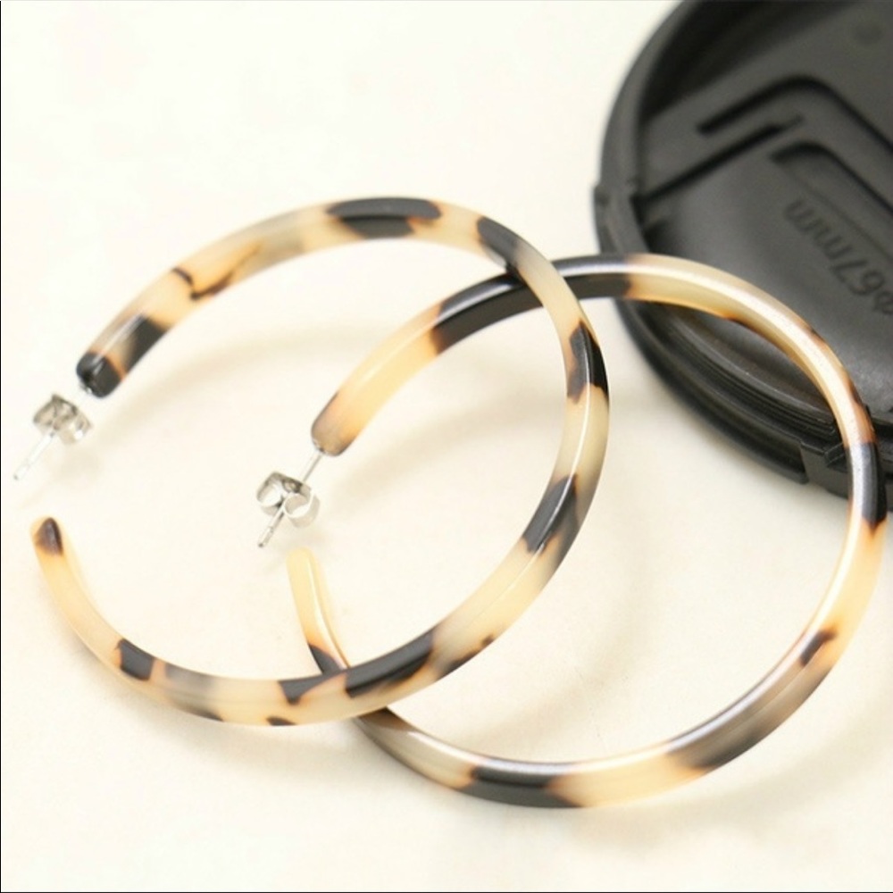Resin Tortoise Round Hoop Earrings